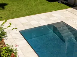 Luxus-Garten-Apartment mit beheizbarem Edelstahlpool in Neustift am Walde