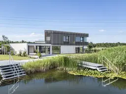 Architektur trifft See – luxuriöses Refugium mit Privatsauna &amp; Atrium