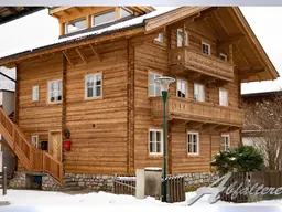 Alpines, traditionelles Holzhaus