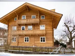 Alpines, traditionelles Holzhaus