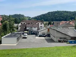 Voll vermietetes Wohn- &amp; Geschäftshaus mit 2 Wohnungen, Gewerbe &amp; 6 Stellplätzen!