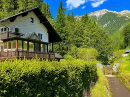 ***Idyllisches Ein- bis Zweifamilienhaus – Natur pur und sofort beziehbar !***