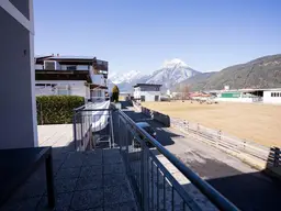 Exklusives Mehrfamilienhaus mit zwei Wohneinheiten, großzügigen Terrassen und Alpenblick
