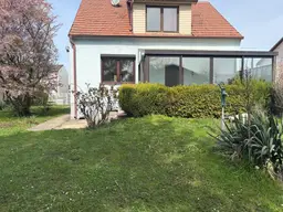FREISTEHENDES HAUS UMRAHMT VON EINEM SCHÖNEN GARTEN