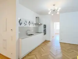 3-Zimmer-Wohnung in direkter U-Bahn-Nähe - 6 m² Freifläche - über 3 Meter Raumhöhe