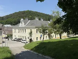 Wohnungspaket mit 3 Wohnungen, 1 vermietet, 2 sanierungsbedürftig, Garage + DG-Flächen