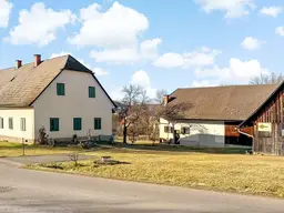 Wohnhaus &amp; Nebengebäude auf rund 6.000 m² Bauland. - Wald und Freiland inkl. - Großes Potential.