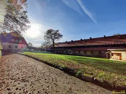 Projektliegenschaft mit großem Sanierungs- und Baupotential. - Nahe dem Flughafen. - Über 6.000 m² Bauland. - Vielfältiges Potential.
