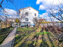 Großes Zwei-Familienhaus nahe Wiener Neustadt. - Naturnahe wohnen. - Große Keller und Rohdachboden.