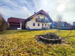Großzügiges und gepflegtes Haus bei Timelkam. - Mit sonniger Terrasse, großem Keller und Nebengebäude.