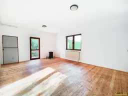 Renovierte Wohnung mit Terrasse und Ausblick. - Infrastruktur fußläufig.