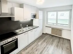Vollrenovierte Eigentumswohnung mit Balkon, Garten und Garage in ruhiger Lage.