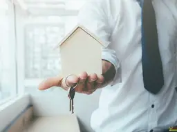 Potential in Top-Frequenzlage über 7.000 m² Grund. - Bestandshaus mit Werkstatt auf Bauland Gewerbegebiet und Widmungspotential.