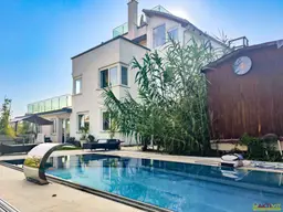 Panoramablick trifft Luxus: Exklusive Villa mit Pool und Seeblick in Krumpendorf.