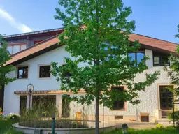 Wohnen &amp; Arbeiten vereint – Großzügiges Wohnhaus mit Bürokomplex in Villach-Lind