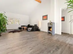 Wohnen mit Raum und Ruhe: Lichtdurchfluteter Holzriegel-Bungalow in Klagenfurter Top-Lage