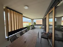 Neuwertige Maisonette in Sulz: 5 Zimmer, Balkon, Terrasse – Wohnen mit Option auf separates Büro/Praxis