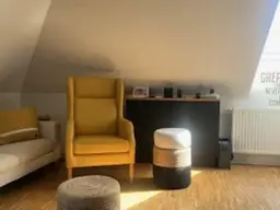 Schlossbergblick hat die wunderschöne 3-Zimmer-Dachgeschosswohnung – lichtdurchflutet, gepflegt mit Klimaanlage und Wohnküche von Tischlerhand!
