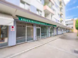Helle Geschäftsfläche mit großer Auslage in Salzburg-Parsch &lt; 4% Rendite