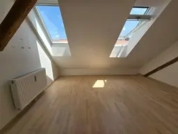 2 Zimmer Dachgeschoss Wohnung! Heller Wohntraum - Nähe TU!