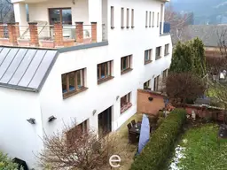 Stylische Doppelhaushälfte mit Dachterrasse, Garten und Doppelcarport in Gaaden