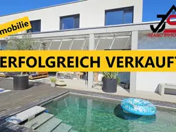 Dieses neuwertige Einfamilienhaus mit beheizten Pool ist ein Blickfang.