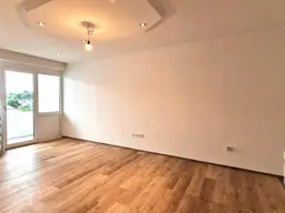 • NEU RENOVIERTER FAMILIENHIT-GERÄUMIGE 4 - ZIMMER WOHNUNG MIT LOGGIA UND EINBAUKÜCHE !