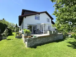 Exklusives Zweifamilienhaus mit Natur-Schwimmteich in Christkindl – Generalsaniert &amp; Gartenparadies mit Seltenheitswert