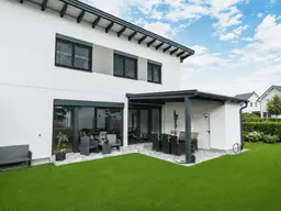 Neubau in der Stadt | Doppelhaushälfte mit Carport, überdachter Terrasse und großzügigem Garten 