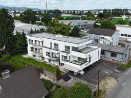 Neubau: Sonnige Gartenwohnung mit großer Terrasse u. Parkplatz.