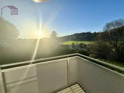 Wohnen am Waldrand : Sonnige 4-Zimmer-Wohnung mit mehreren Balkonen und Fernblick in Stiftingtal