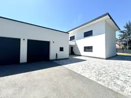 RUHE UND NATUR: Geräumiges Einfamilienhaus mit Doppelgarage und viel Stauraum