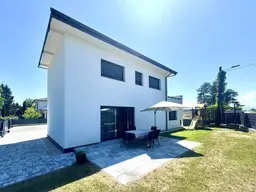 RUHE UND NATUR: Modernes Einfamilienhaus mit hoher Doppelgarage im Grünen