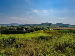 Sonniges Baugrundstück mit Panoramablick am Waldrand!