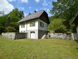 Entwicklungsfläche mit sanierungsbedürftigem Gebäude und Hochschwab-Blick im Jagdeldorado Wildalpen