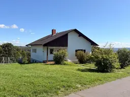 Einfamilienhaus eingebettet in die sanfte Hügellandschaft von Brunn bei Fehring, in einer ruhigen Einzellage und herrlichem Weitblick.
