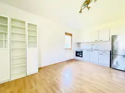 Teilmöblierte 2-Zimmer-Wohnung mit neuer Küche &amp; Parkplatz vor der Tür!