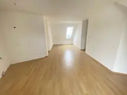 RÜSTORF/SCHWANENSTADT - HELLE KLIMATISIERTE DACHGESCHOSSWOHNUNG - GROSSER BALKON