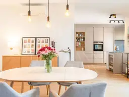Moderne, vollklimatisierte Dachgeschosswohnung mit weitläufiger Terrasse inkl. TG-Stellplatz