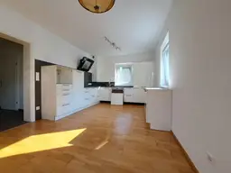 Moderne 4-Zimmer-Wohnung mit Sonnenbalkon und großem Dachboden