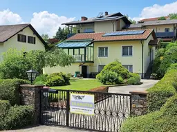 Gartenparadies: Toller Bungalow mit Wintergarten in Top-Lage