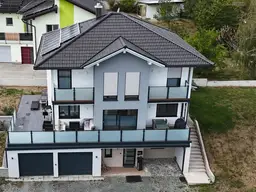 Modernes Einfamilienhaus mit großzügiger Terrasse und Doppelgarage