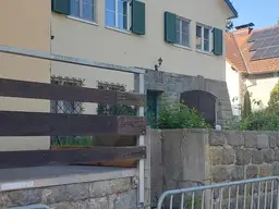 Vermiete Liegenschaft teilbar 1) Haus 157m² 2)Geschäftslokal (Praxis Gastro?, Kaffee? ect) 220m² 3)Lager derzeit mit Hochregalen 250m² 4)Lager- Geschäfts- oder Bürofläche 1.OG 234m² 5)Doppelgarage LKW-tauglich 49,40m² 6)Außenflächen und Parkplätze (Provisionsfrei)