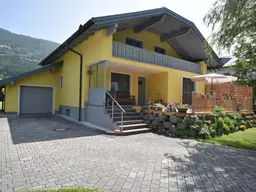 Traumhaftes sehr gepflegtes Landhaus im Maltatal mit großem Gartengrundstück und Pool sowie Nebengebäuden