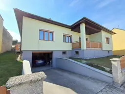 Perfekt geschnittenes, pflegeleichtes Einfamilienhaus in Neusiedl/Zaya - thermisch saniert, Photovoltaikanlage, Weinkeller, Brunnen usw.