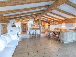 Tradition trifft Stil: Alpiner Wohntraum im Dachgeschoss