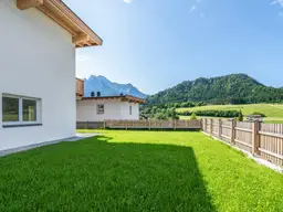 Modernes Reihenendhaus mit Steinbergblick