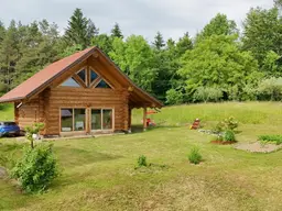 Ein Zuhause mit Charakter – Rundstamm-Vollblockhaus trifft Naturidylle