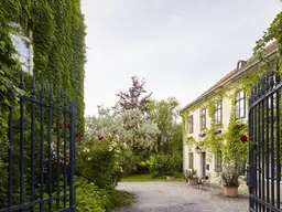 Wohnen im Schlossgarten | Historisches Biedermeier-Stöckl mit großzügigem Privatgarten &amp; exklusivem Badeteich