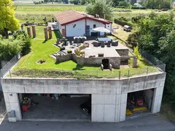 Exklusiver Bungalow mit Garagen und Kellergewölben